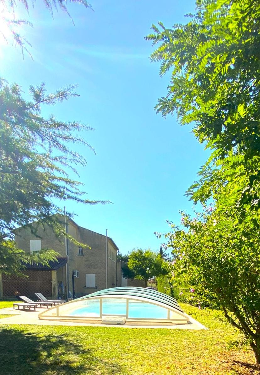 Les Mourguettes maison familiale avec piscine et garage sur 2000 m2 de terrain en campagne House in Carpentras