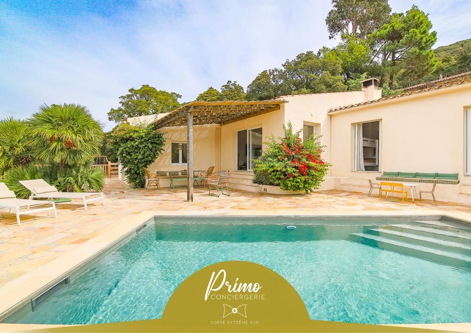 Property building, Patio, Day, Natural landscape, Garden, Swimming pool, sunbed