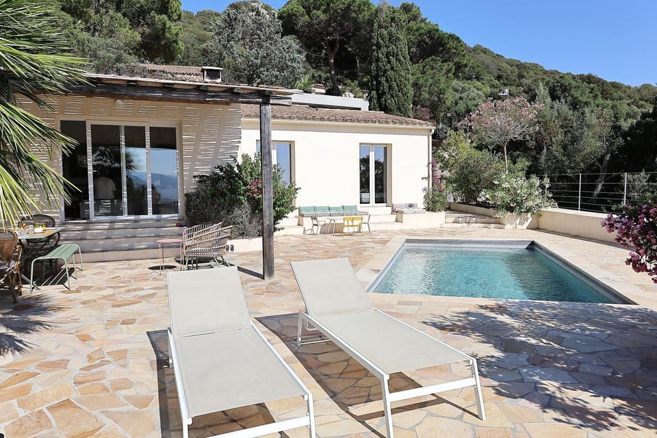 Property building, Patio, Natural landscape, Mountain view, Pool view, Swimming pool, sunbed