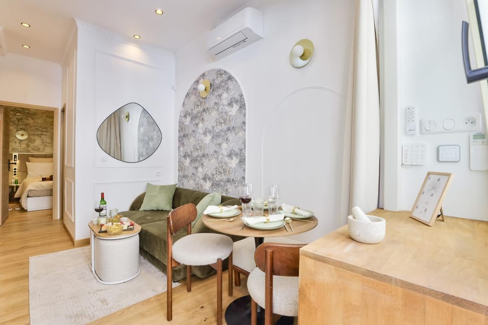 Living room, Seating area, Dining area, air conditioner