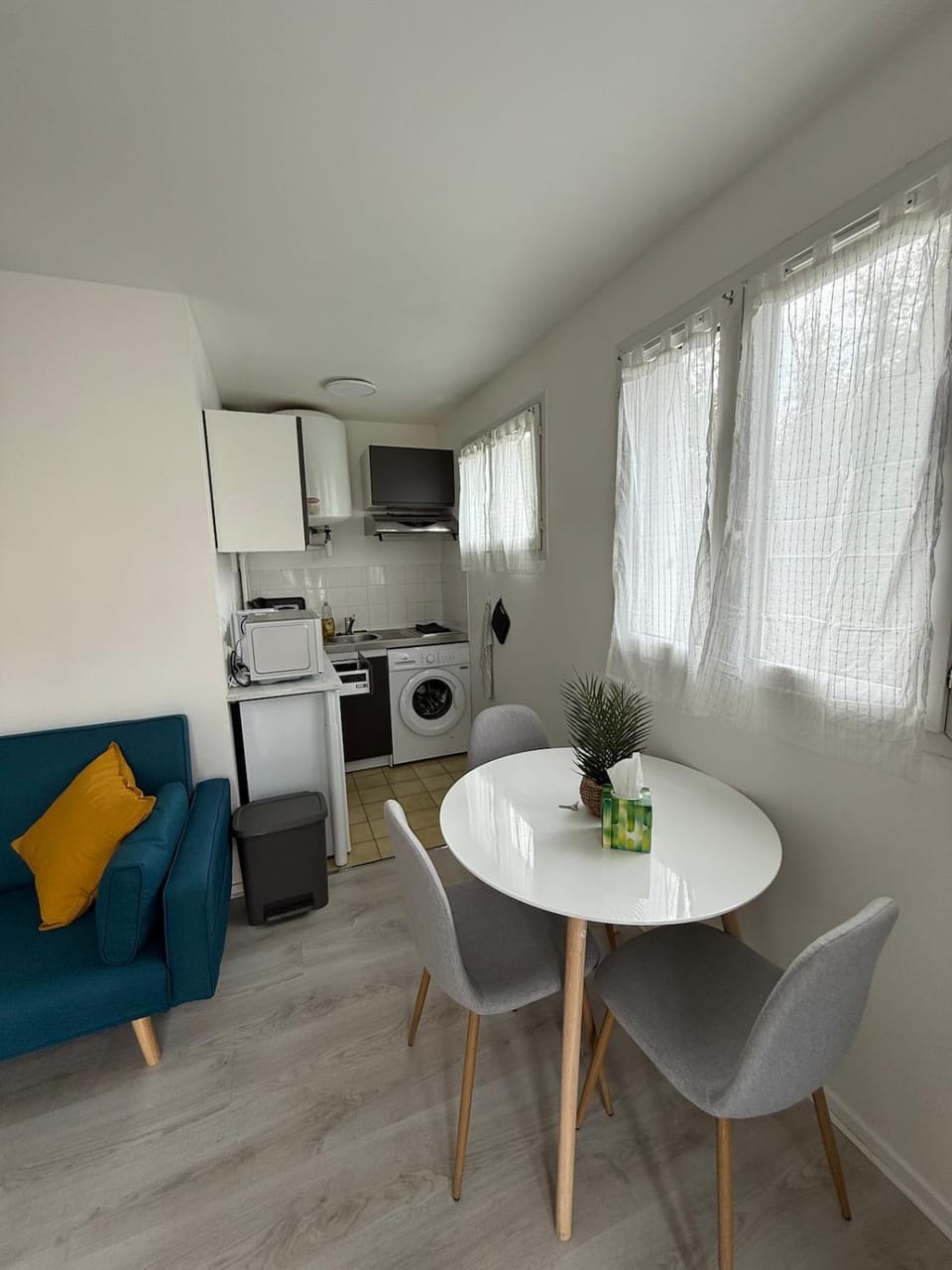 Kitchen or kitchenette, Living room, Seating area, Dining area