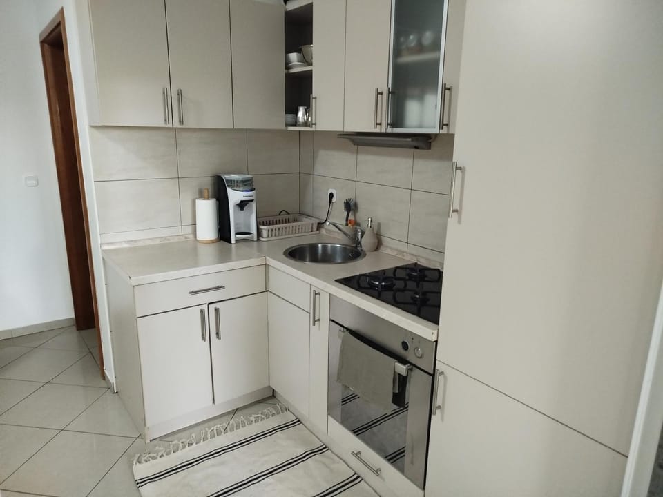 Coffee/tea facilities, Kitchen or kitchenette, minibar, oven, stove