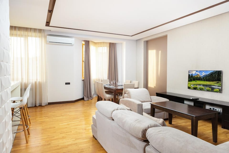 TV and multimedia, Seating area, Dining area, air conditioner