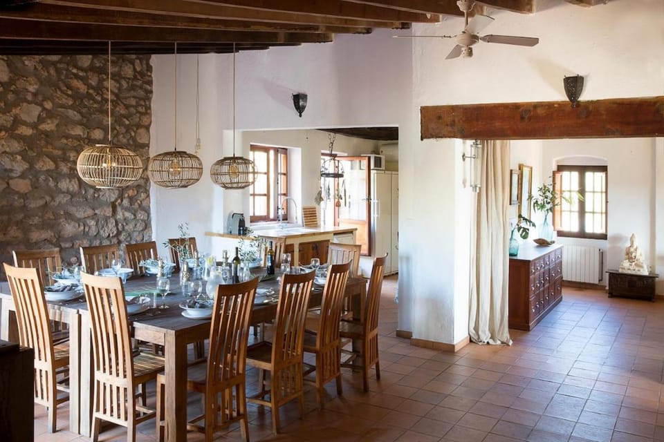 Mas Santo 12-Bedroom Private Estate, Pool, 3km beaches Villa in Baix Penedès