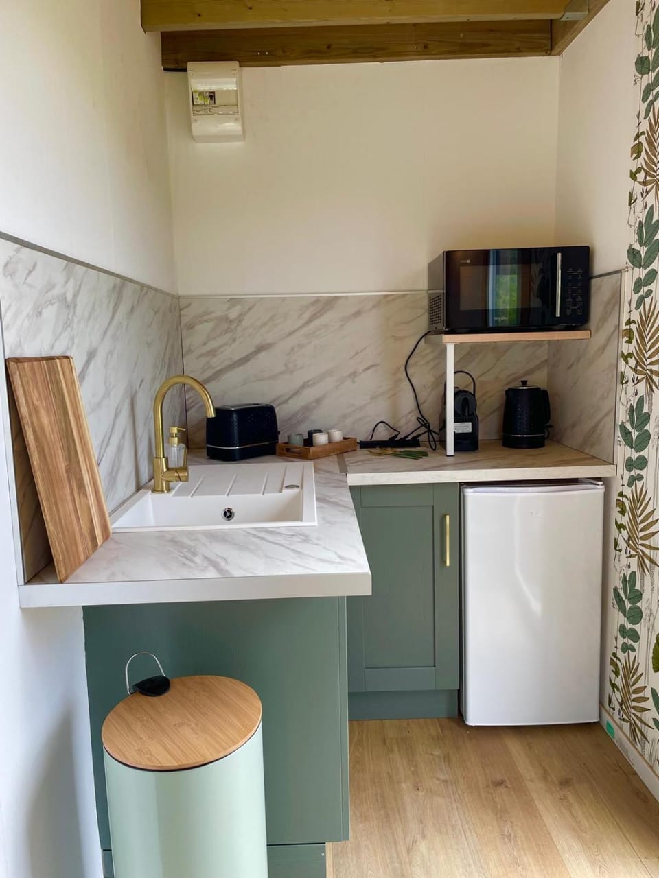 Coffee/tea facilities, Kitchen or kitchenette, microwave, toaster, Internal: Not applicable to any particular room