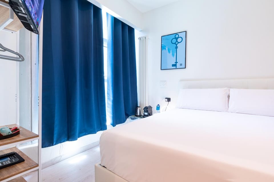 Bed, TV and multimedia, Photo of the whole room, Bedroom