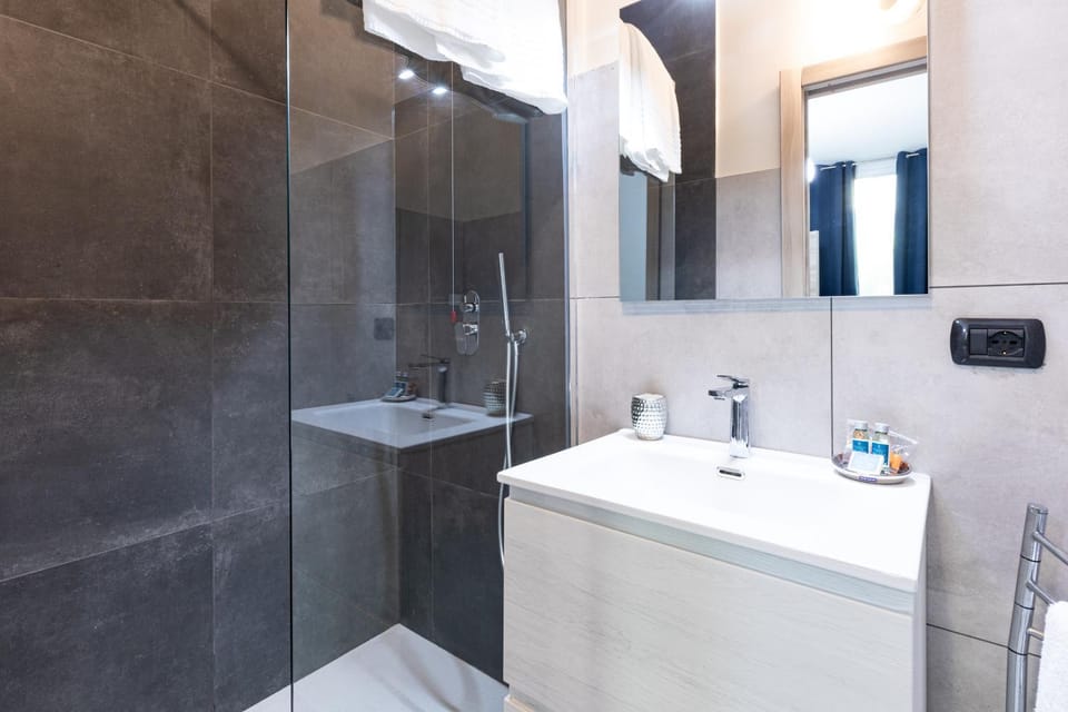 Shower, Bathroom, towels