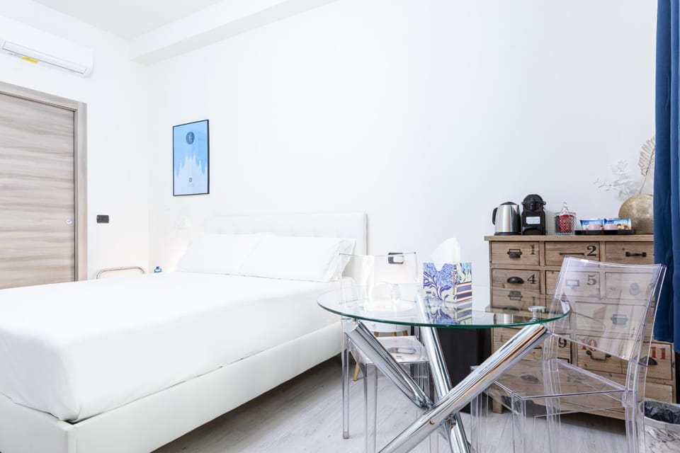 Bed, Coffee/tea facilities, Photo of the whole room, Dining area, Bedroom
