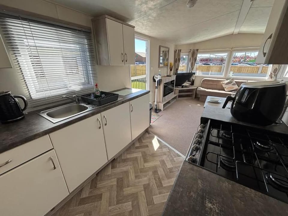 Sunnymede A5 with hot tub- Fantasy Island - pet friendly, WiFi, central heating - Meadow Lakes Caravan & Lodge Hire Apartment in Ingoldmells