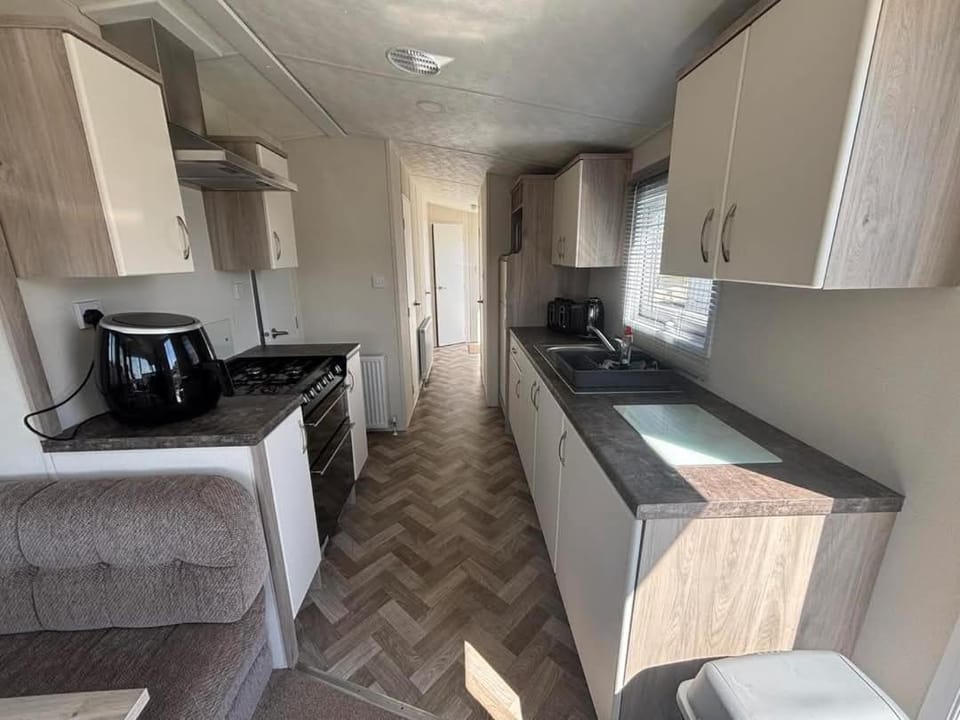 Sunnymede A5 with hot tub- Fantasy Island - pet friendly, WiFi, central heating - Meadow Lakes Caravan & Lodge Hire Apartment in Ingoldmells