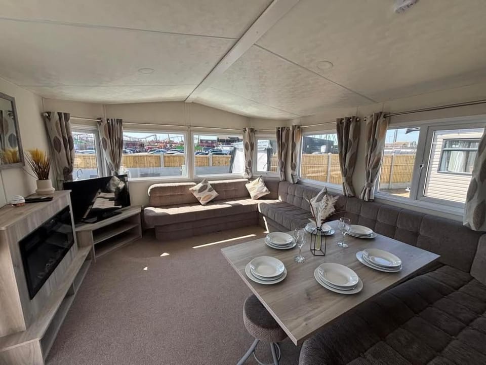Sunnymede A5 with hot tub- Fantasy Island - pet friendly, WiFi, central heating - Meadow Lakes Caravan & Lodge Hire Apartment in Ingoldmells