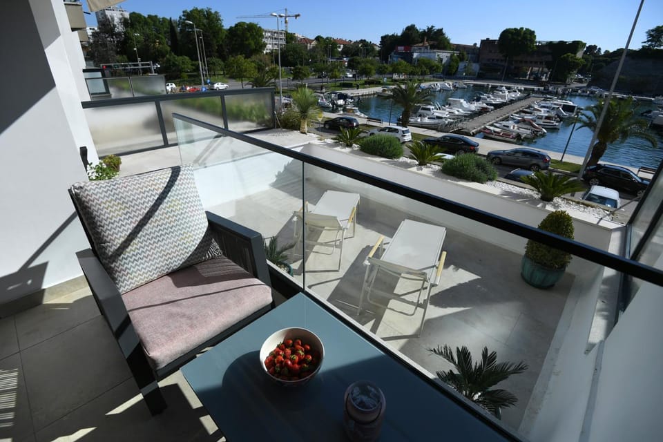 Day, View (from property/room), Balcony/Terrace, Seating area, City view, Location