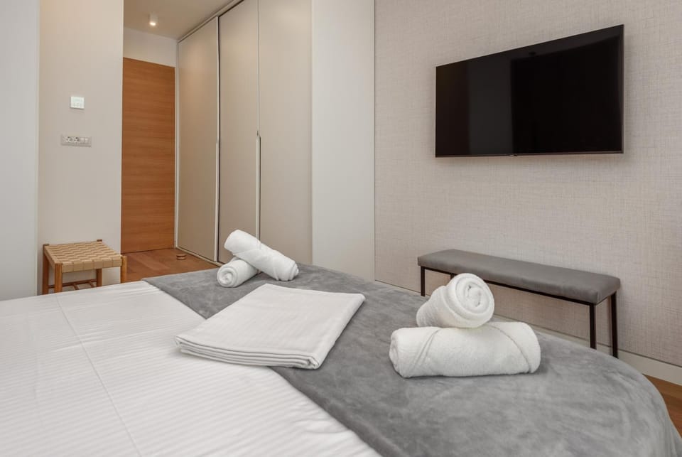 Bed, TV and multimedia, Photo of the whole room, Bedroom, towels, wardrobe