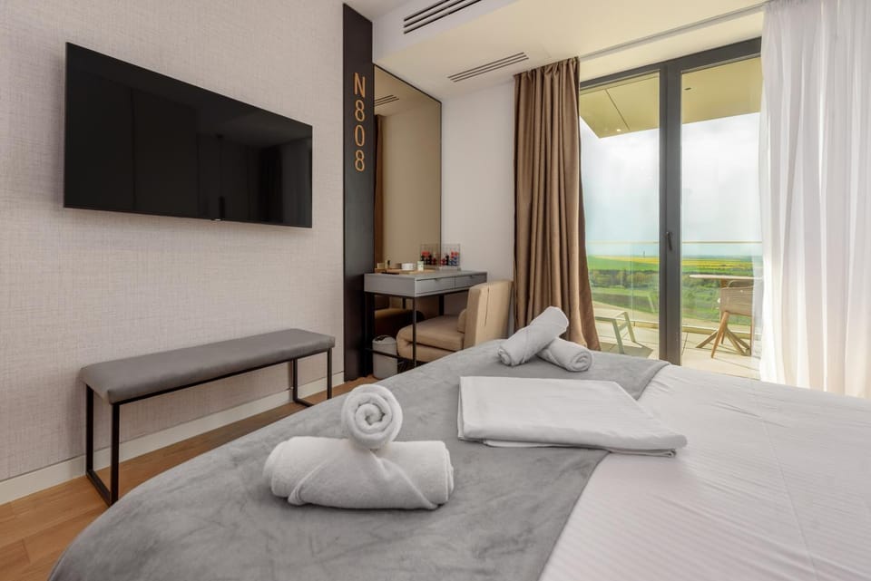 Bed, TV and multimedia, Photo of the whole room, Bedroom, towels
