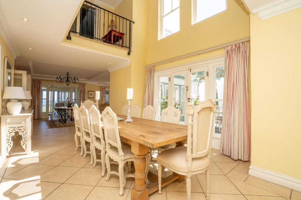 Living room, Decorative detail, Dining area