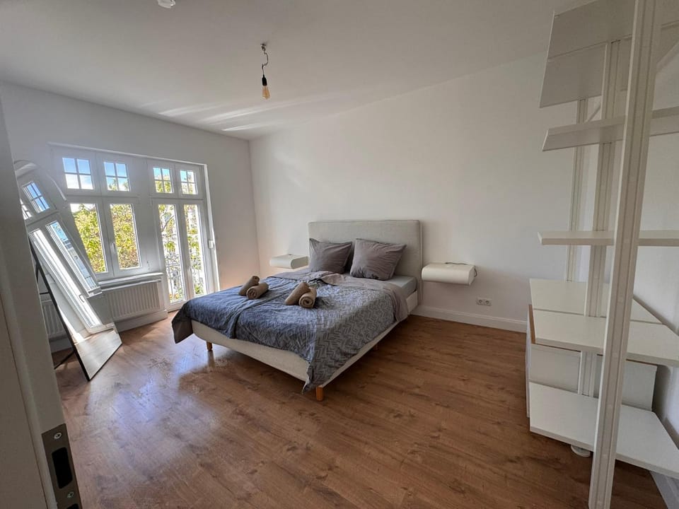 Bed, Photo of the whole room, Bedroom, towels