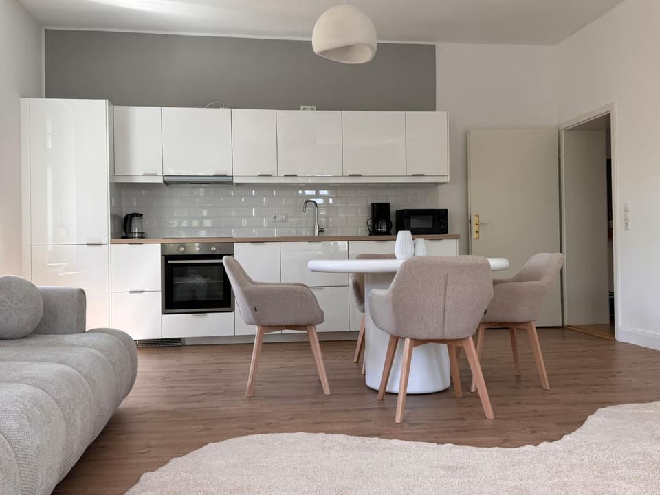 Kitchen or kitchenette, Living room, Seating area, Dining area, pet friendly, stove