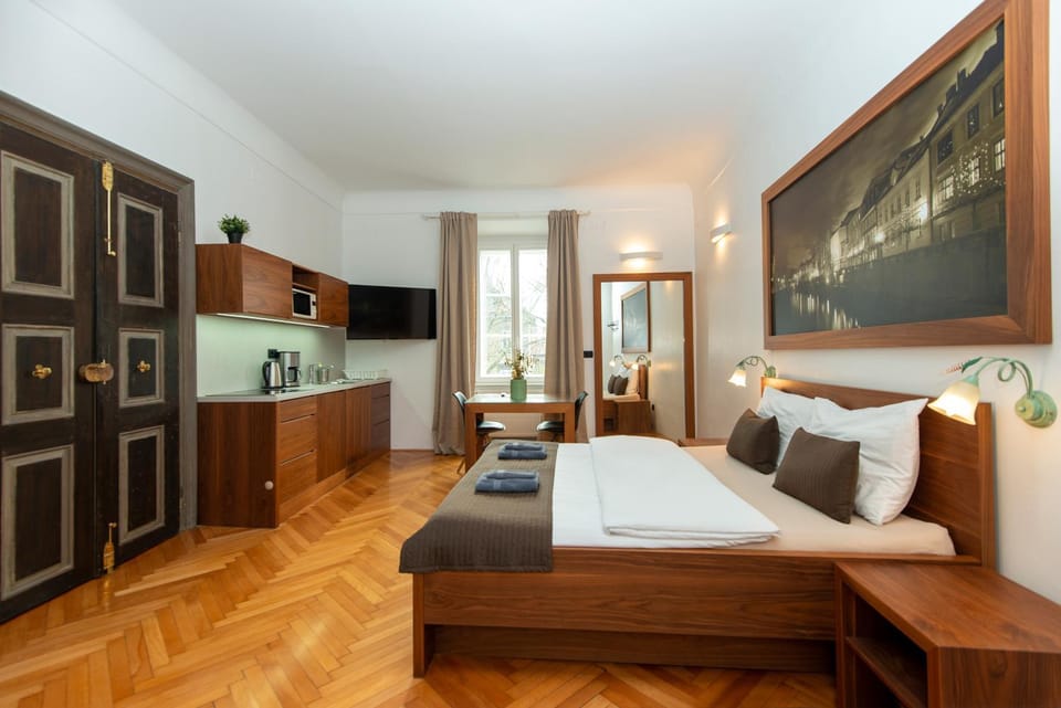Bed, TV and multimedia, Kitchen or kitchenette, Photo of the whole room, Dining area, Bedroom, towels, wardrobe, kitchen