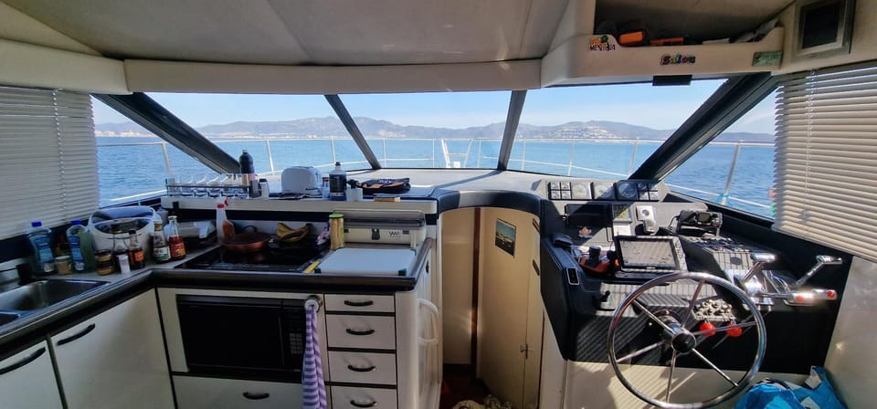 43 ft motoryacht à Empuriabrava à quai avec possibilité de sorties en mer avec skipper prévoir dans ce cas un supplément pour le gasoil de 60 euros de l'heure Docked boat in Alt Empordà