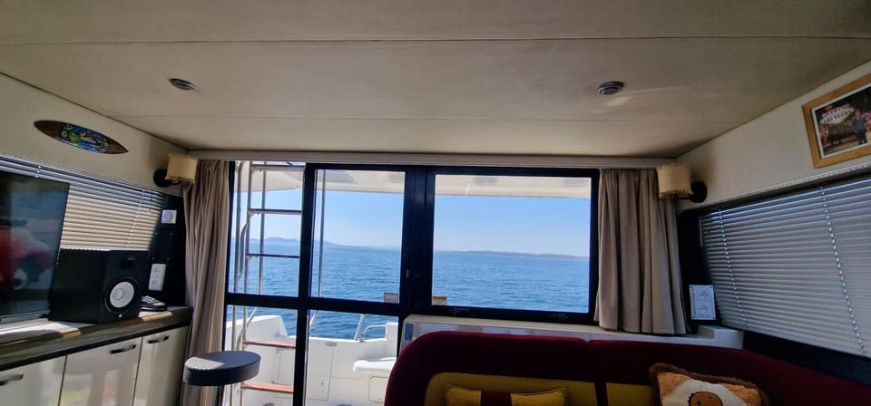43 ft motoryacht à Empuriabrava à quai avec possibilité de sorties en mer avec skipper prévoir dans ce cas un supplément pour le gasoil de 60 euros de l'heure Docked boat in Alt Empordà