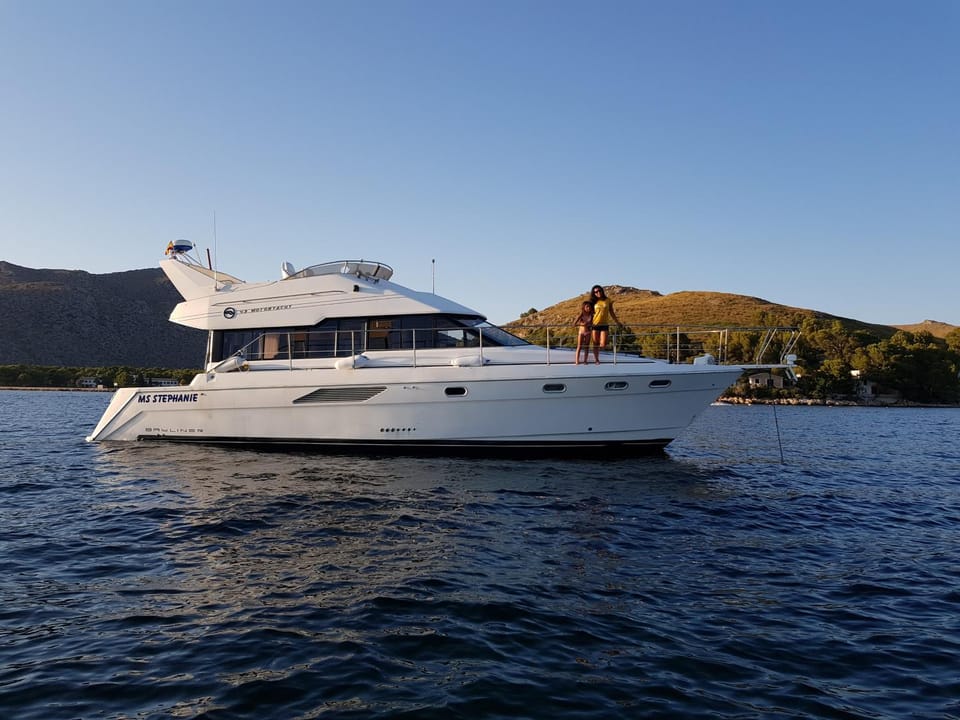 43 ft motoryacht à Empuriabrava à quai avec possibilité de sorties en mer avec skipper prévoir dans ce cas un supplément pour le gasoil de 60 euros de l'heure Docked boat in Alt Empordà