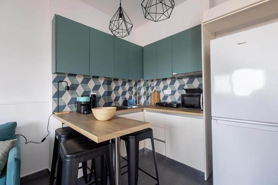 Coffee/tea facilities, Kitchen or kitchenette, Dining area, microwave, stove, toaster, air conditioner