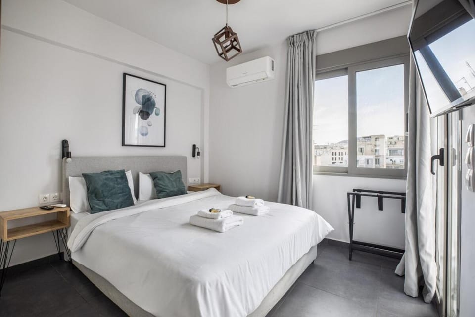 Bed, TV and multimedia, View (from property/room), Photo of the whole room, Bedroom, towels, air conditioner