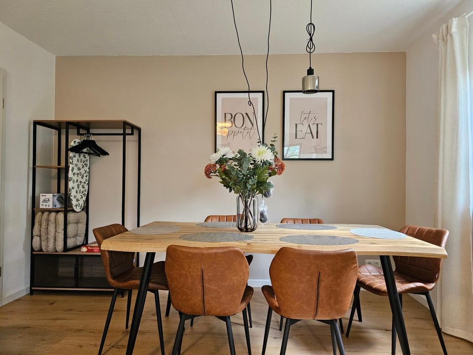 Seating area, Dining area