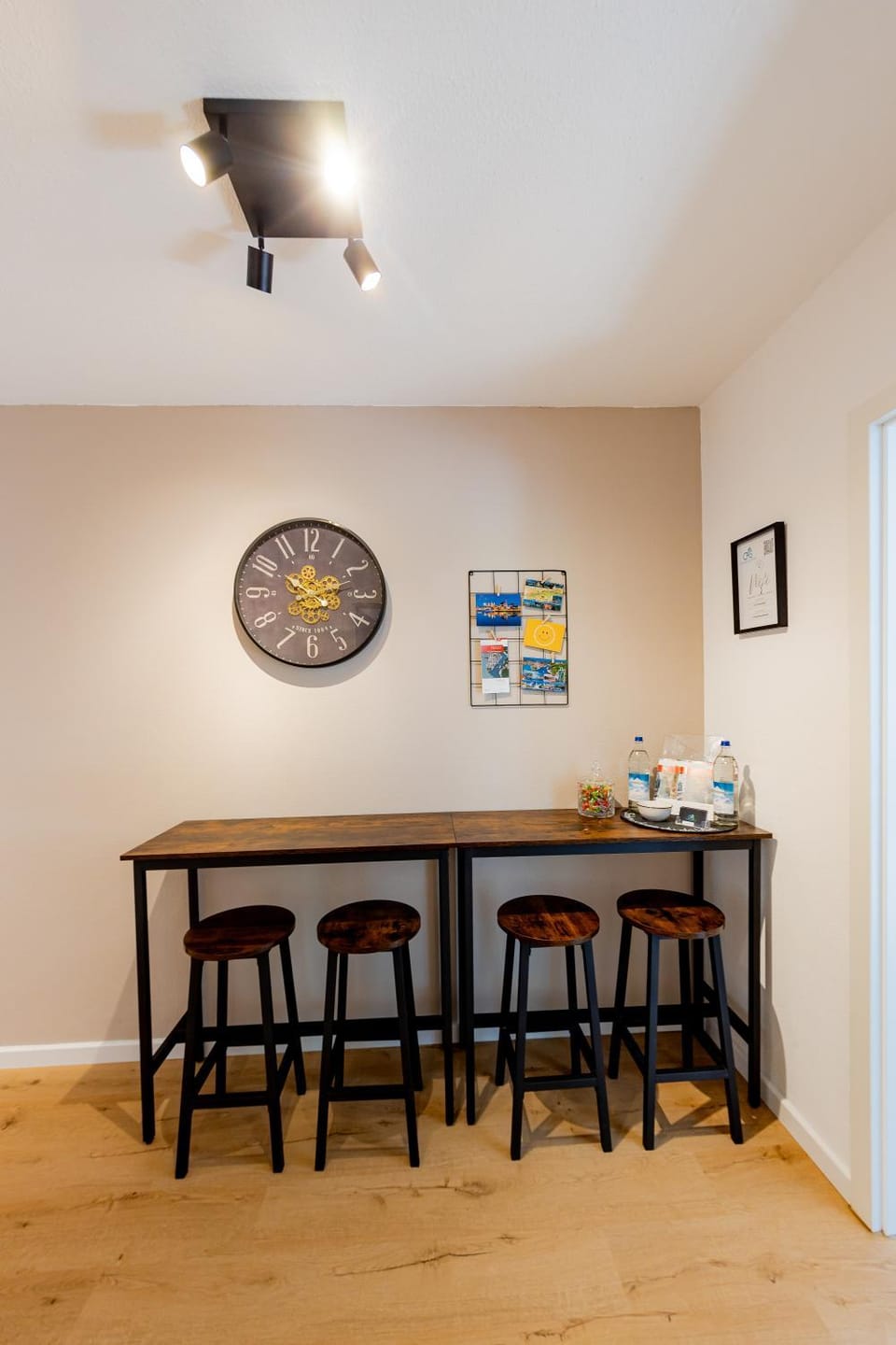 Seating area, Dining area
