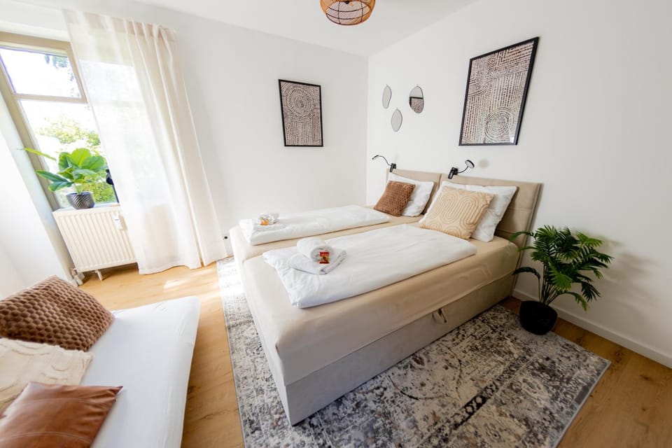 Living room, Bedroom, towels