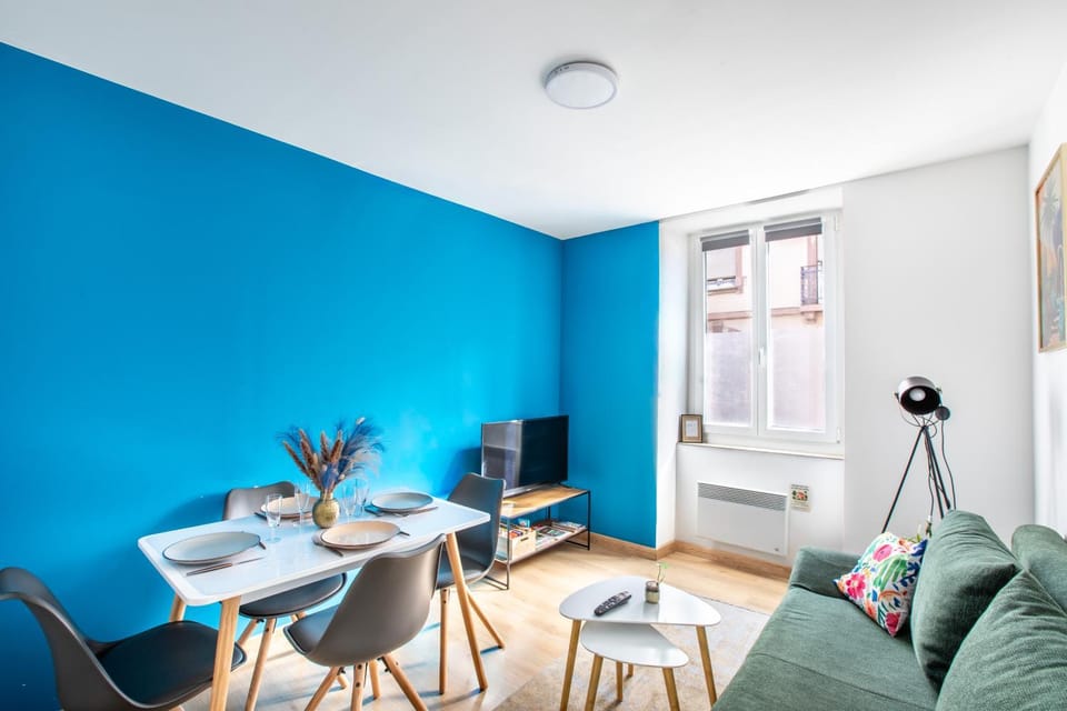 TV and multimedia, Living room, Seating area, Dining area