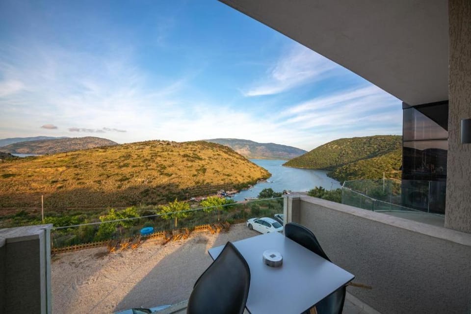 Balcony/Terrace, Lake view