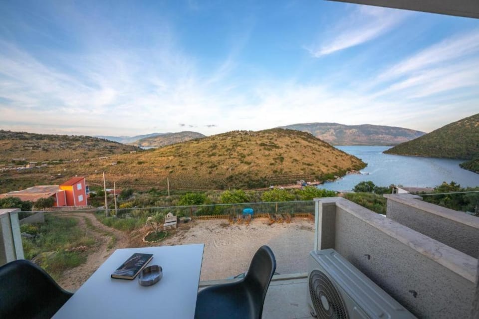 Balcony/Terrace, Lake view