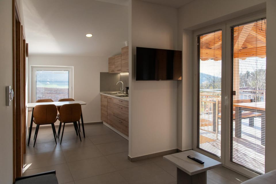 TV and multimedia, Kitchen or kitchenette, Dining area