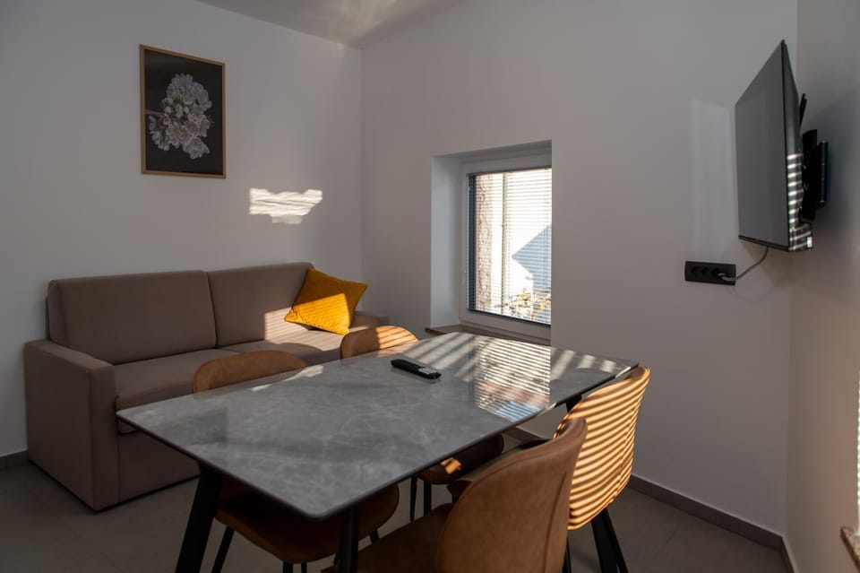 TV and multimedia, Living room, Dining area