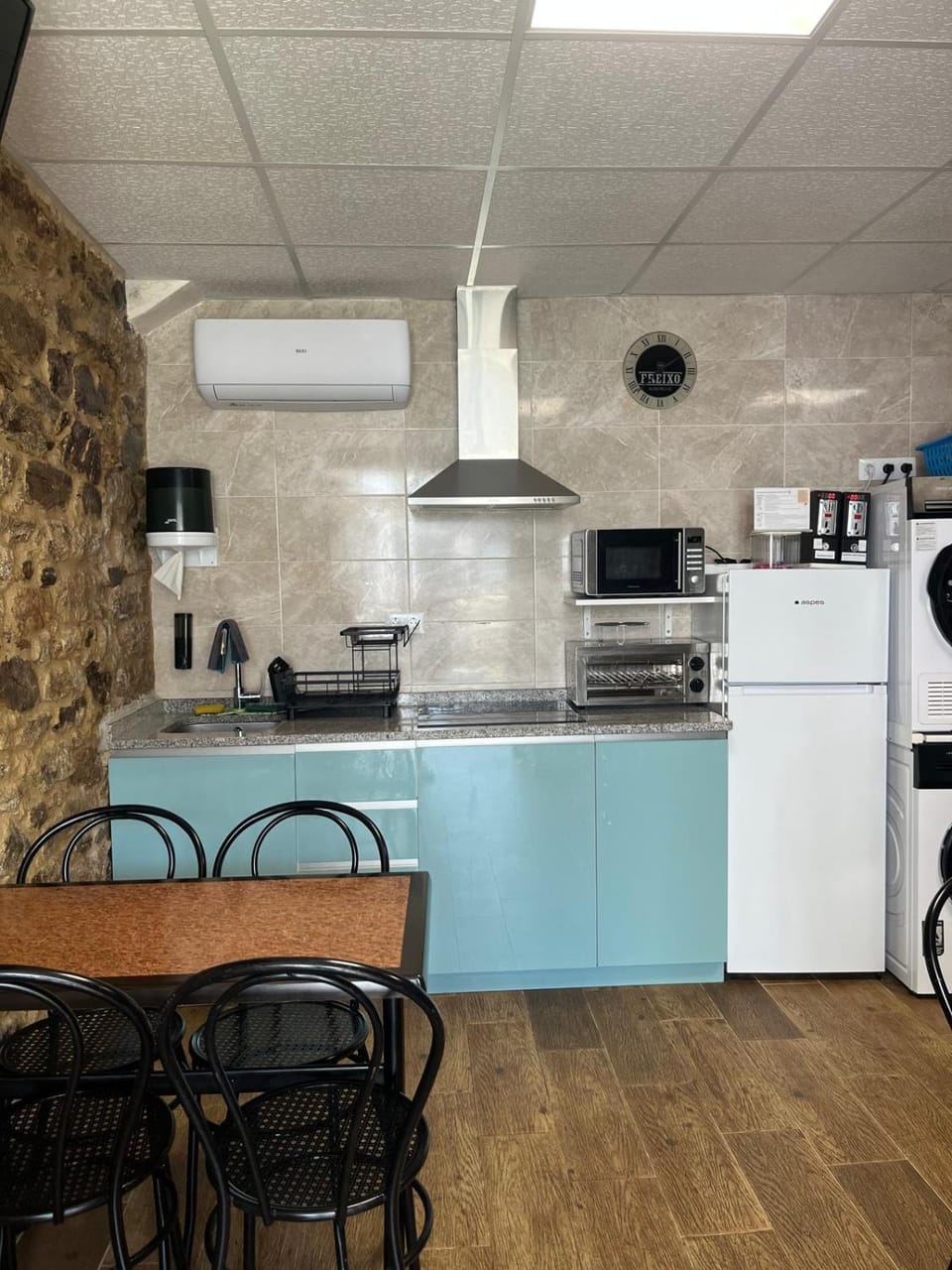 Kitchen or kitchenette, Communal kitchen, toaster
