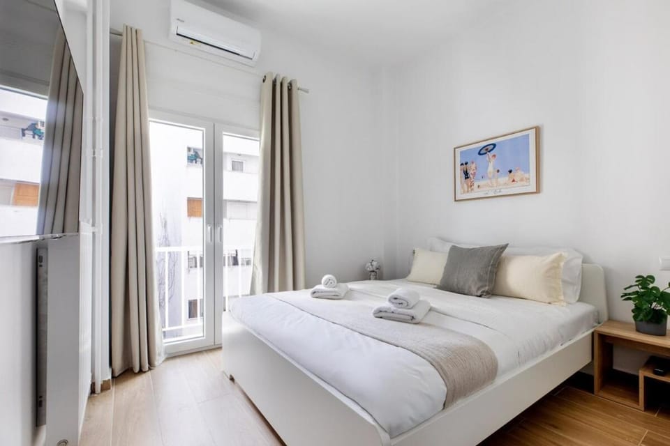 Bed, TV and multimedia, View (from property/room), Balcony/Terrace, Bedroom, City view, towels, air conditioner