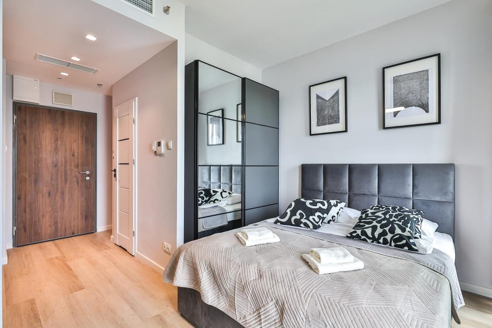 Bed, Photo of the whole room, wardrobe