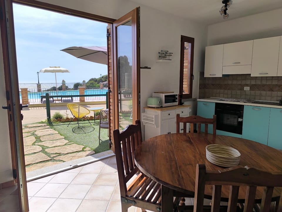 View (from property/room), Kitchen or kitchenette, Dining area, Sea view, stove