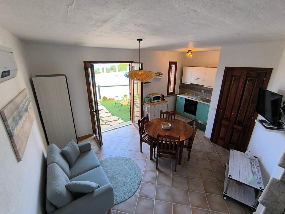 Communal lounge/ TV room, TV and multimedia, Kitchen or kitchenette, Living room, Seating area, Dining area, oven