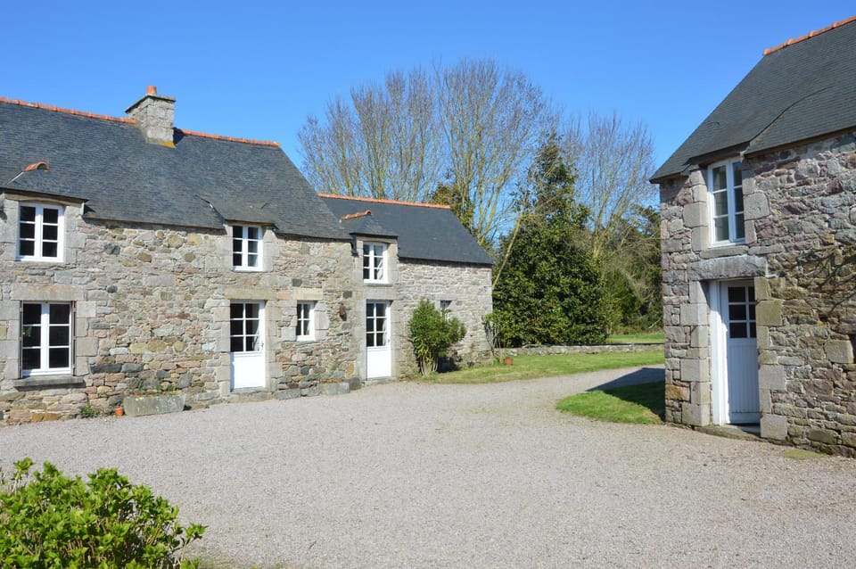 Belle longère de charme au calme, 10 - 12 personnes, 5 mn des plages et GR 34 House in Brittany