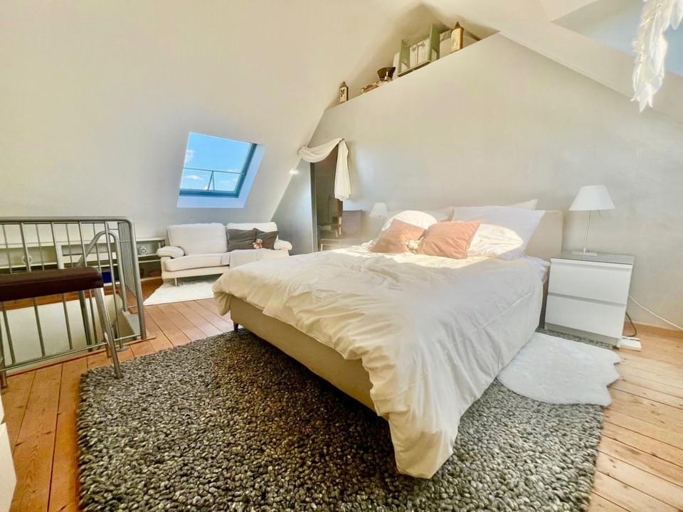 Bed, Natural landscape, Library, TV and multimedia, View (from property/room), View (from property/room), Photo of the whole room, Decorative detail, Decorative detail, Bedroom, Sunrise, Sunset, furniture, furniture, heating, heating, internet, internet, wardrobe