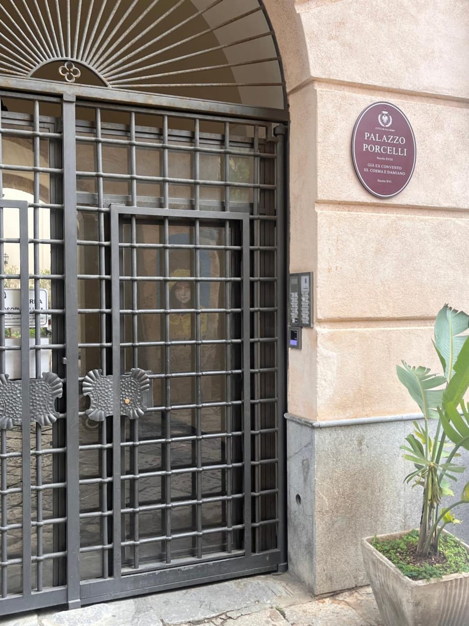 Facade/entrance