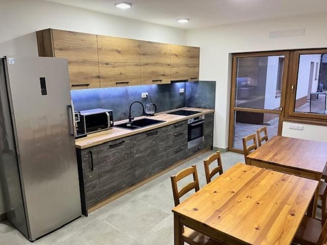 Kitchen or kitchenette, Dining area
