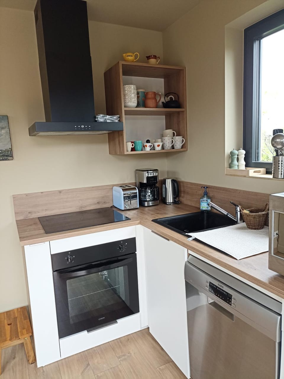 Coffee/tea facilities, Kitchen or kitchenette, dishwasher, stove, toaster