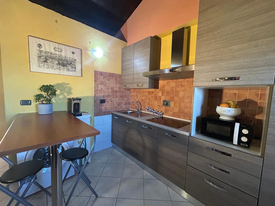 Kitchen or kitchenette, Dining area, stove