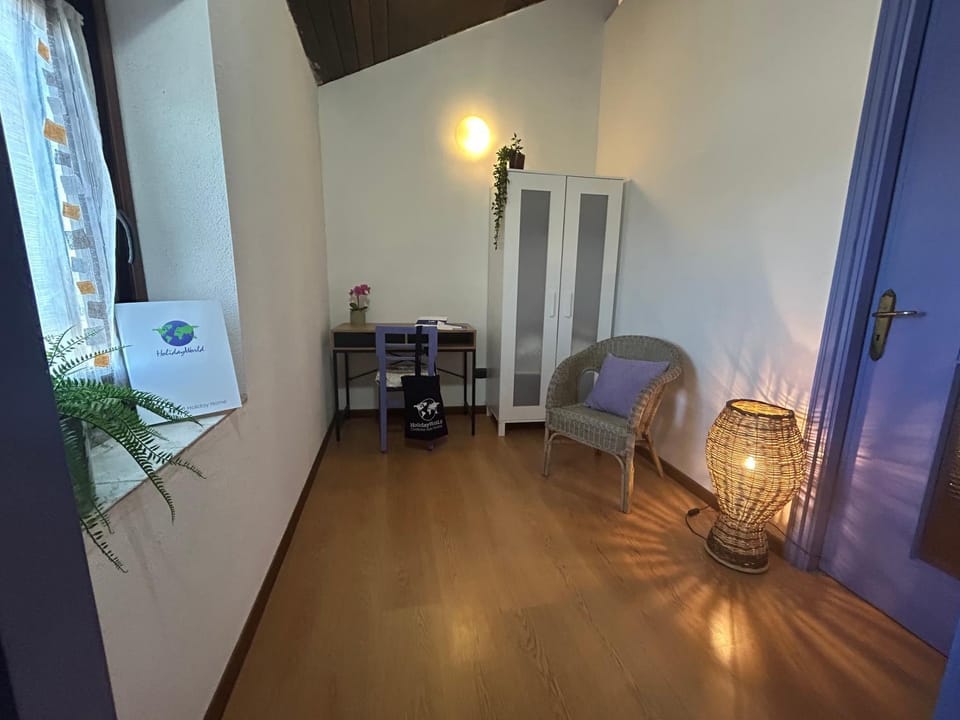 Photo of the whole room, Seating area