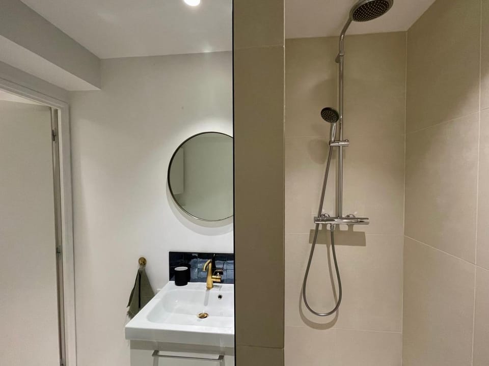 Apt 4 Guests Moderne Place Breteuil Apartment in Paris