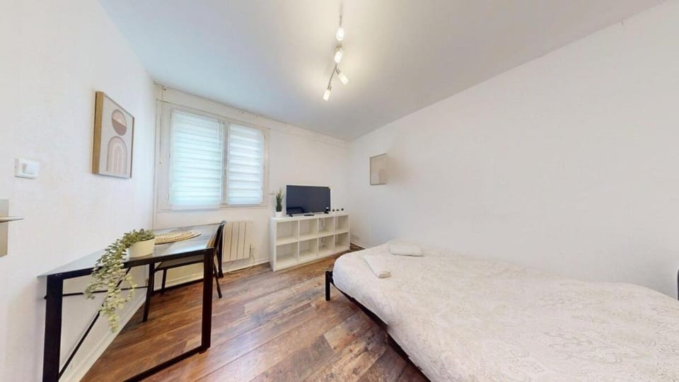 Bed, TV and multimedia, Photo of the whole room, Bedroom