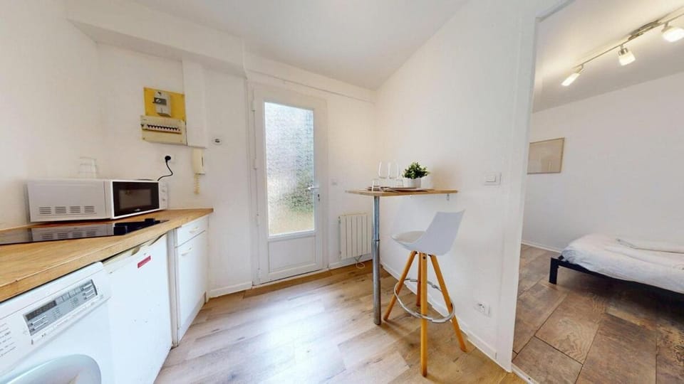 Kitchen or kitchenette, Dining area